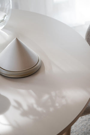 Vit keramisk salt- och pepparkvarn på ljust köksbord med minimalistisk design