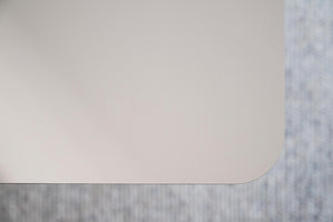 Ljusgrå skrivbordsunderlägg med rundade hörn på mönstrat underlag