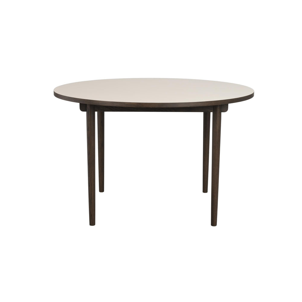 Runt matbord med ljus skiva och mörka träben, modernt skandinavisk design