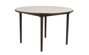 Runt matbord med ljus skiva och mörka träben, modern skandinavisk design