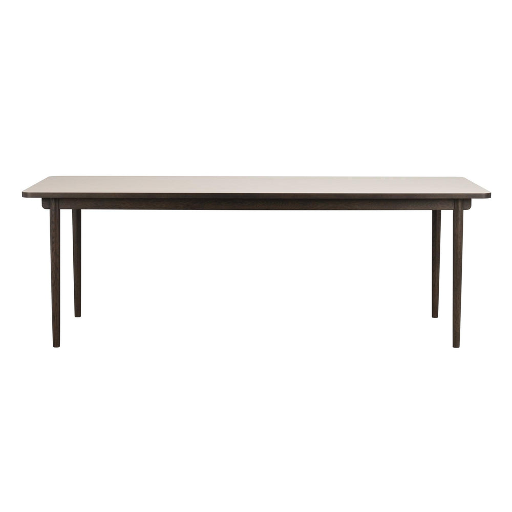 Rektangulärt matbord med ljus träskiva och mörkbetsade ben i klassisk design