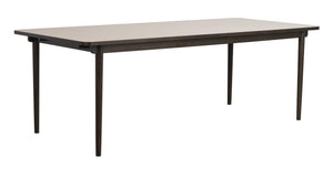 Rektangulärt matbord med ljus träskiva och mörka träben i modern skandinavisk design