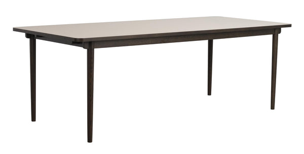 Rektangulärt matbord med ljus träskiva och mörka träben i modern skandinavisk design