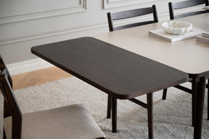 Mörkbrun träbänk vid matbord med stolar i modern matsal med ljus matta