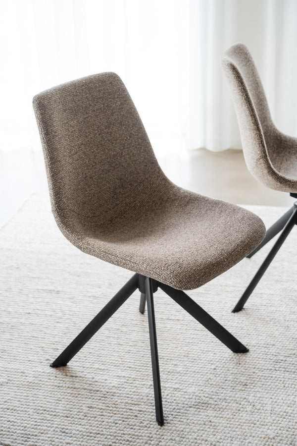 Grå matstol med svarta metallben i modern design, stoppad sits och rygg med textilklädsel