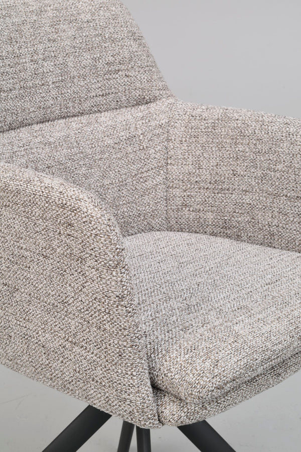 Närbild på grå stoppade stolsdyna med texturerat tyg och svarta metallben