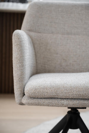 Grå stoppad kontorsstol med armstöd och svart femfotsstativ, närbild på sits och ryggstöd