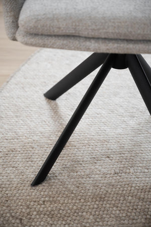 Svarta metallben till möbel på ljus textilmatta med grå filt i bakgrunden