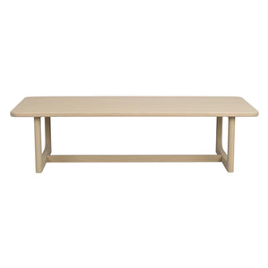 Ljust trä matbord med rena linjer och U-formade ben med förbindande tvärslå