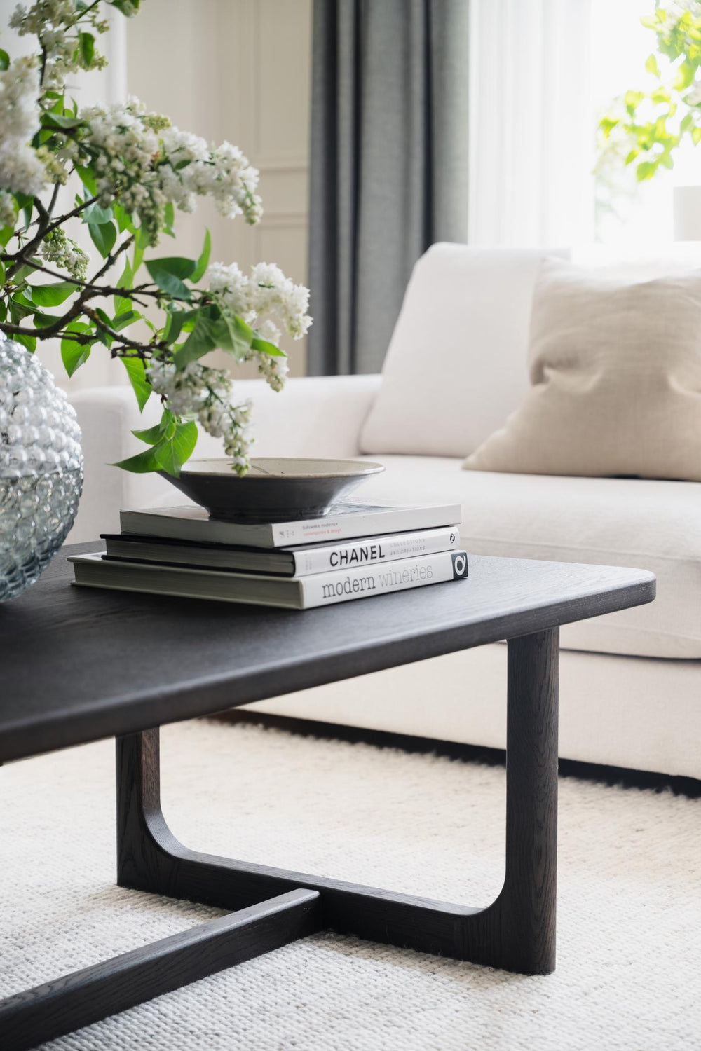 Mörkt träbord med raka ben och genomgående bänkstruktur i modern minimalistisk design
