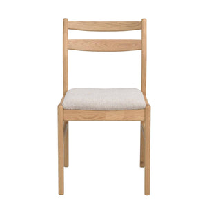 Stol i ek med stoppad sits i ljusbeige tyg, två ribbor i ryggen, skandinavisk design