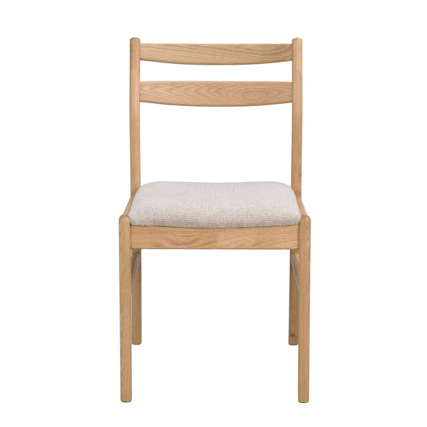 Stol i ek med stoppad sits i ljusbeige tyg, två ribbor i ryggen, skandinavisk design