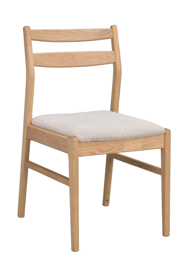 Matstol i ljust trä med stoppad sits i beige tyg, skandinavisk design med två ryggslåar