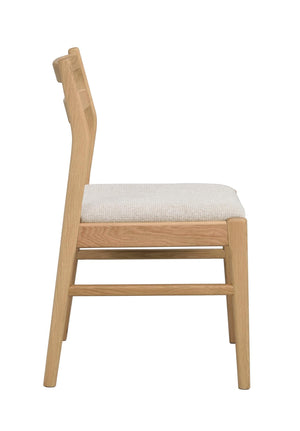 Stol i ek med stoppad sits i ljust tyg, sidovy som visar träramens design och konstruktion