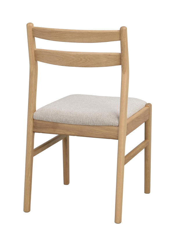 Matstol i ljust trä med stoppad sits i ljusgrå klädsel och två horisontella ryggslåar