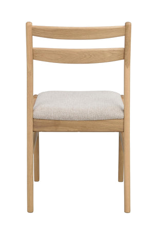 Matstol i ljust trä med stoppad sits i beige tyg, front vy mot vit bakgrund