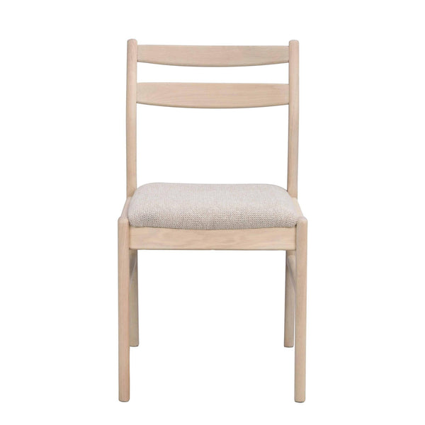 Stol i ljust trä med stoppad sits i beige tyg och två ryggslåar, skandinavisk design