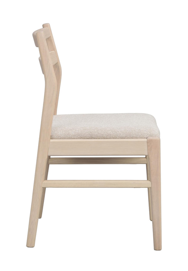 Stol i ljust trä med stoppad sits i beige tyg, sidovy som visar sits och ryggstöd