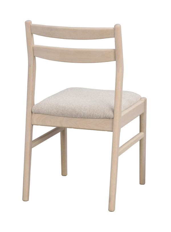 Ljus trässtol med stoppad sits i beige tyg och två horisontella ryggslåar