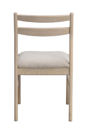Matstol i ljust trä med stoppad sits i beige tyg, två ribbor i ryggen, skandinavisk design