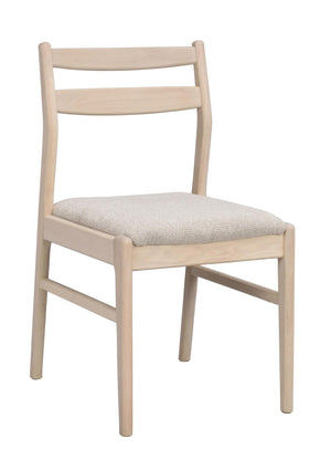 Ljus trässtol med stoppad sits i beige tyg och två ryggslåar i skandinavisk design