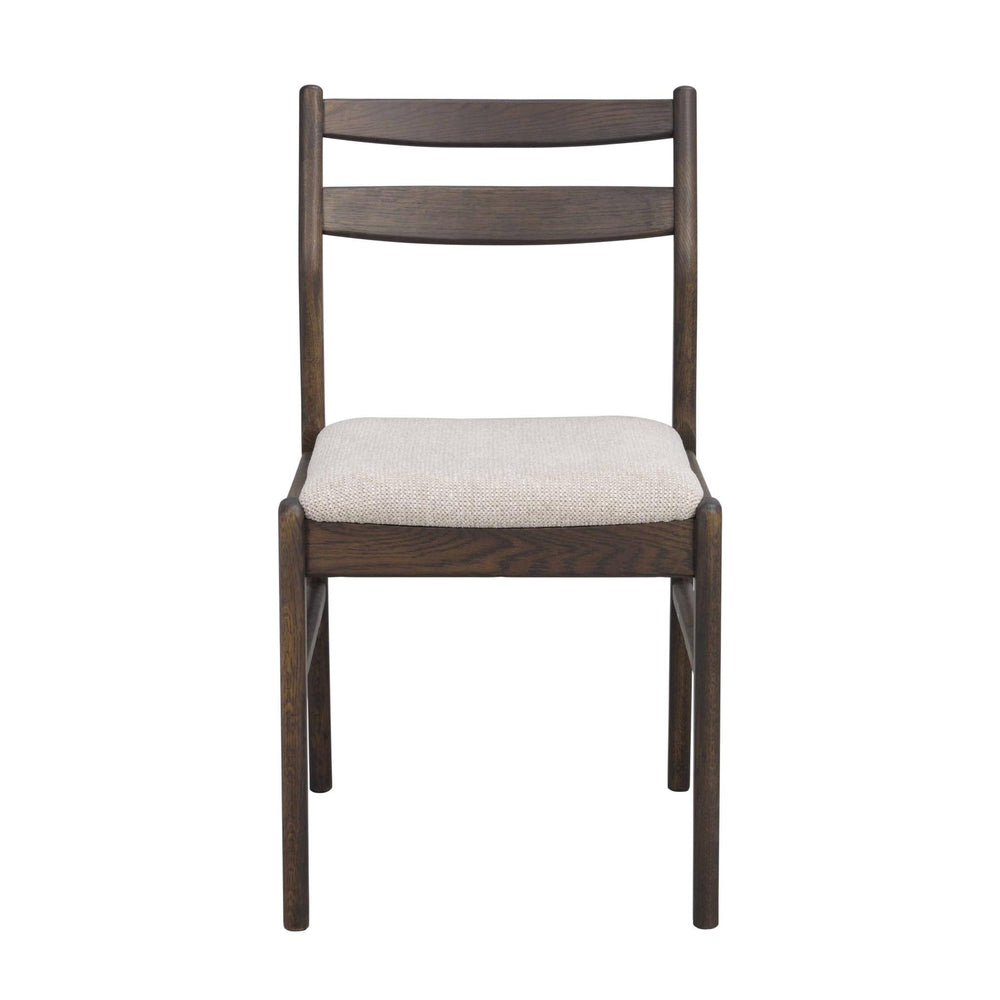 Mörkbrun trässtol med stoppad ljusgrå sits och två tvärslåar i ryggen, frontvy