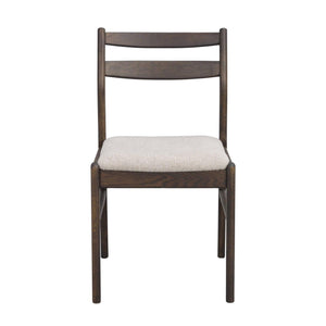 Mörkbrun trässtol med stoppad ljusgrå sits och två tvärslåar i ryggen, frontvy