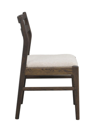 Matstol i mörkt trä med beige stoppad sits, sidovy som visar stolens profil och konstruktion