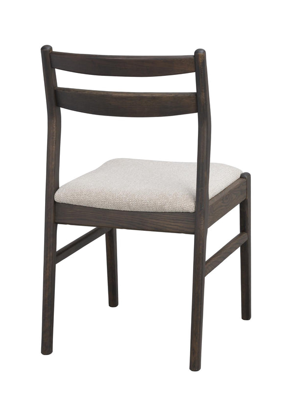 Matstol i mörkt trä med ljust stoppad sits och två ryggslåar, skandinavisk design