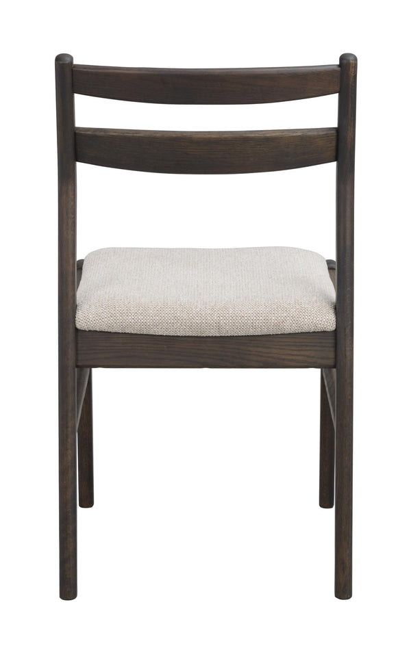 Matstol i mörkt trä med vit stoppad sits och två ryggslåar, frontvy