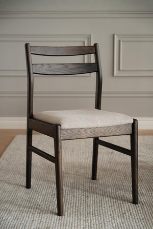 Mörkbrun dining chair i trä med beige stoppat sits, skandinavisk design mot ljus bakgrund
