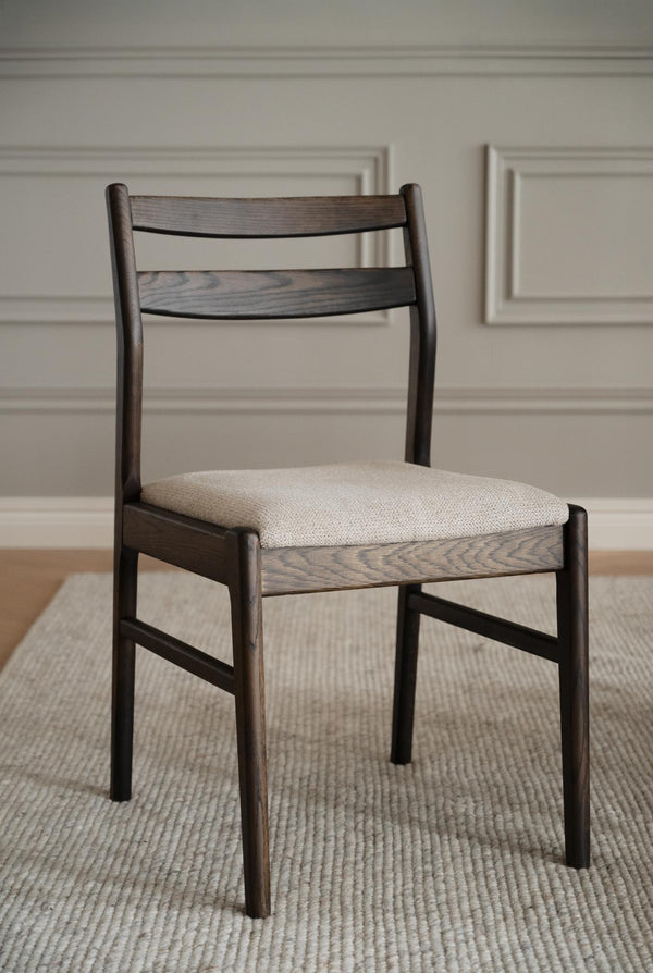 Mörkbrun dining chair i trä med beige stoppat sits, skandinavisk design mot ljus bakgrund