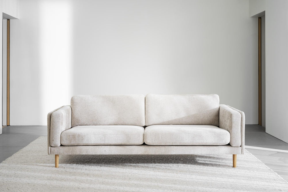 Beige tvåsitssoffa med träben i modern skandinavisk design