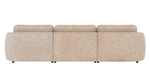 Beige 3-sitssoffa med rundade former och låga träben, sedd bakifrån