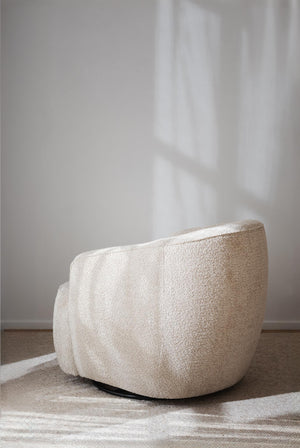 Rund fåtölj i beige teddy-tyg med mjuk struktur, modern skandinavisk design för vardagsrum
