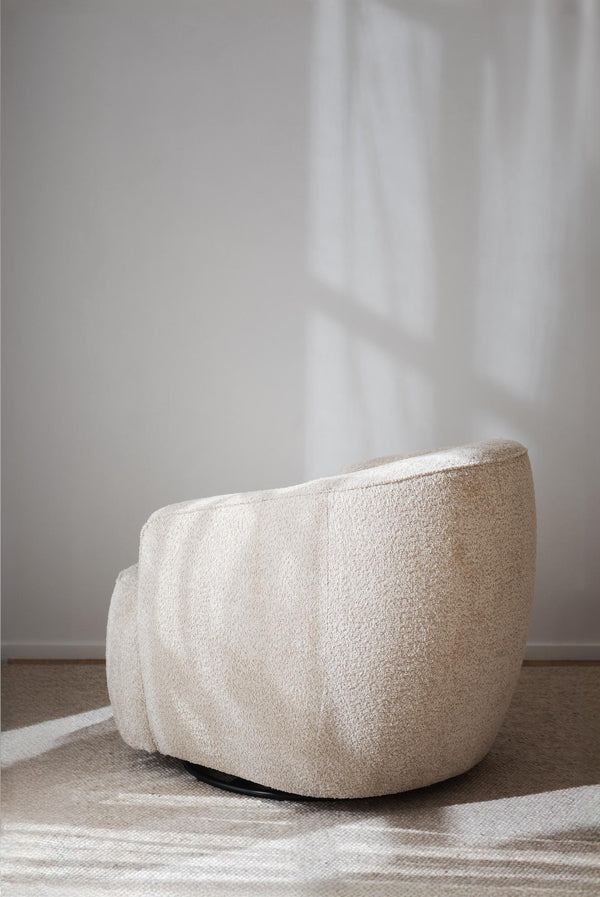 Rund fåtölj i beige teddy-tyg med mjuk struktur, modern skandinavisk design för vardagsrum