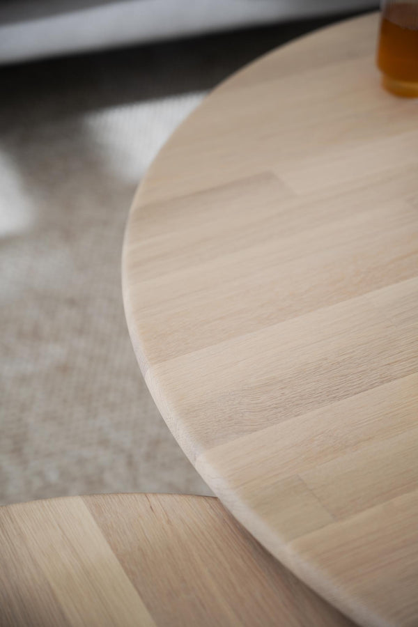 Rund träbricka i ljust trä med synlig åderstruktur, naturlig och minimalistisk design för servering