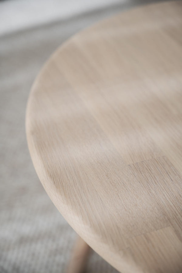 Närbild på ljust träbord med rundad kant och synlig trästruktur i naturlig finish