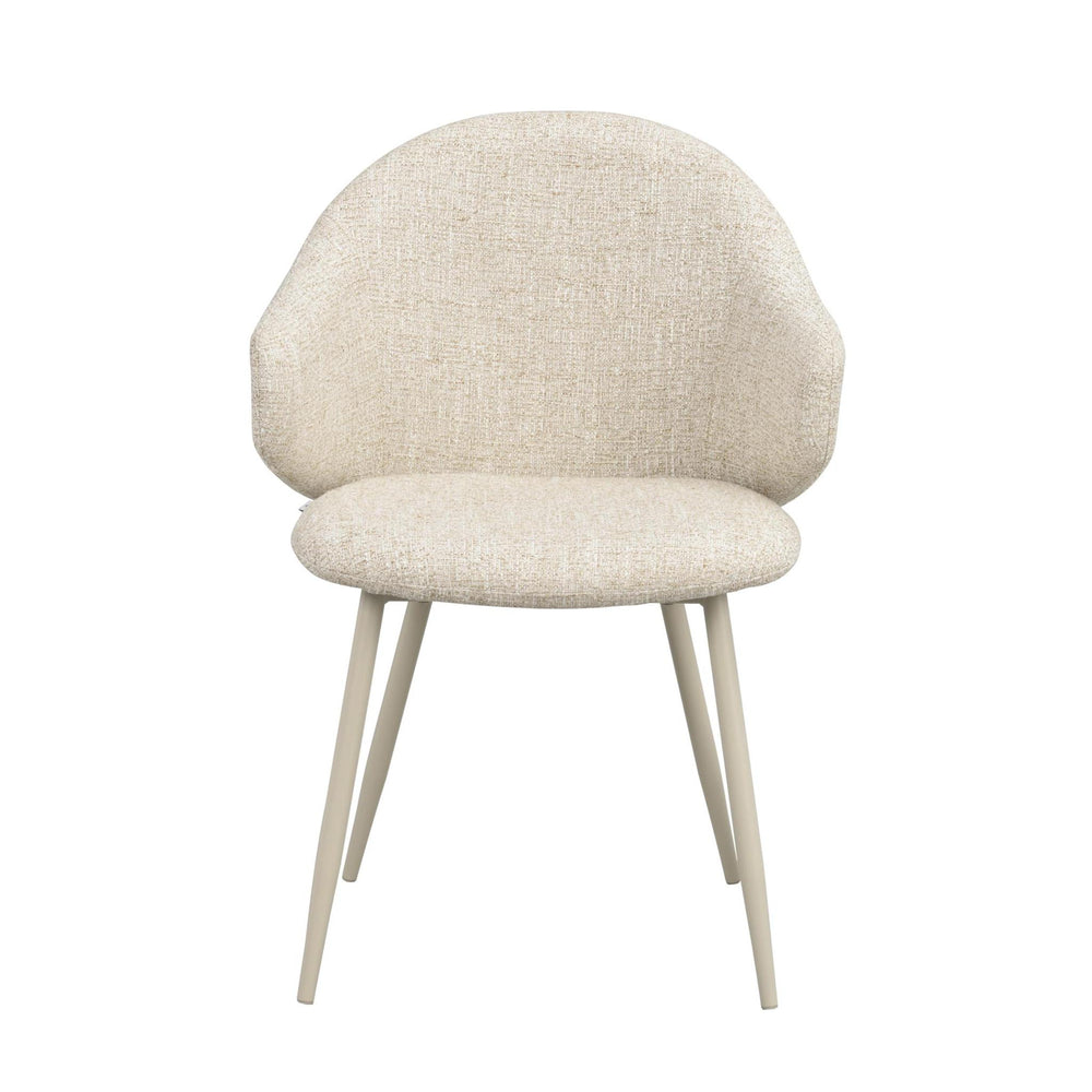 Beige stoppad stol med rundad rygg och smala metallben i ljus färg