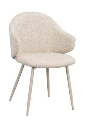 Beige stol med hög rygg och metallben i modern skandinavisk design
