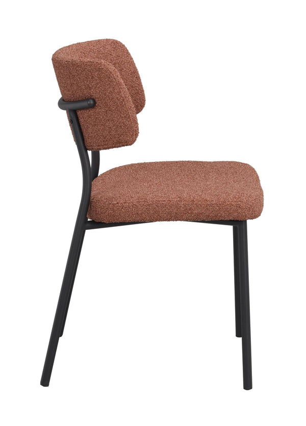 Terrakottafärgad stol med svart metallstativ och stoppad sits och rygg i bouclé-tyg