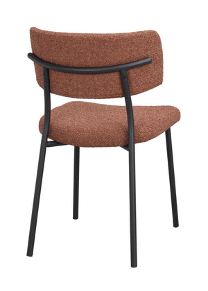 Matstol med terrakottafärgad klädsel och svart metallstomme, sedd bakifrån