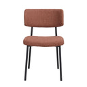 Stol med rödbrunt bouclé-tyg och svarta metallben, framifrån