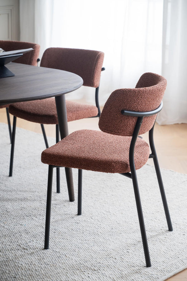 Matstol med armstöd i rosa teddy och svarta ben vid runt matbord i modern matsal