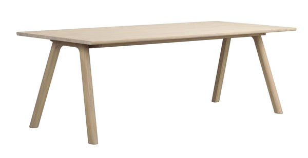 Ljust träbord med raka ben i minimalistisk skandinavisk design, snett framifrån
