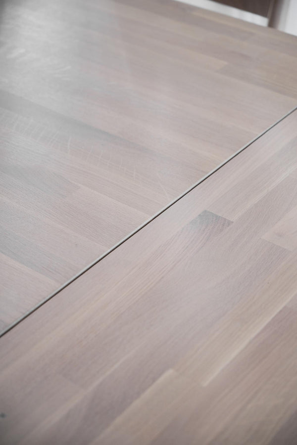 Ljust trägolv med synliga plankfuger och naturlig trästruktur i närbild