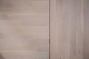 Ljust trägolv i två nyanser, ekparkett med naturlig struktur och synlig fog