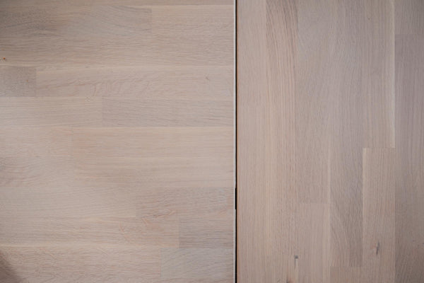 Ljust trägolv i två nyanser, ekparkett med naturlig struktur och synlig fog