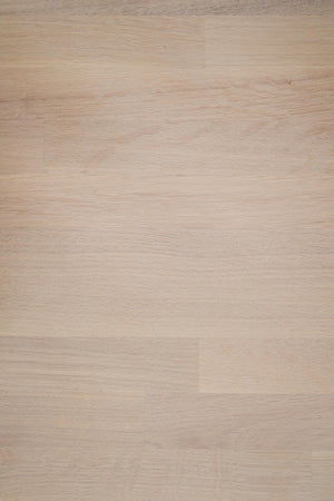 Ljus ekfanér med naturlig trästruktur och varma beige toner