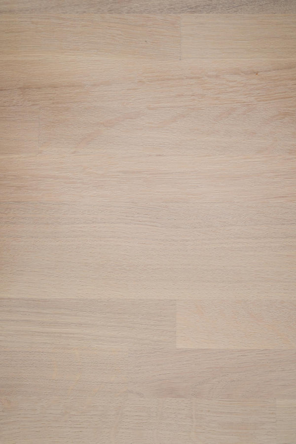 Ljus ekfanér med naturlig trästruktur och varma beige toner